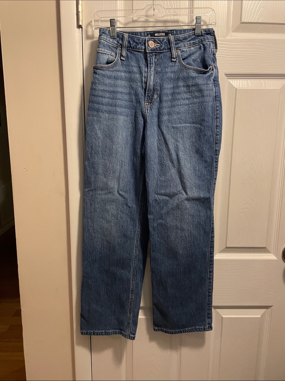 Hollister Medium Wash Straight-Leg Jeans - Size 2 Short